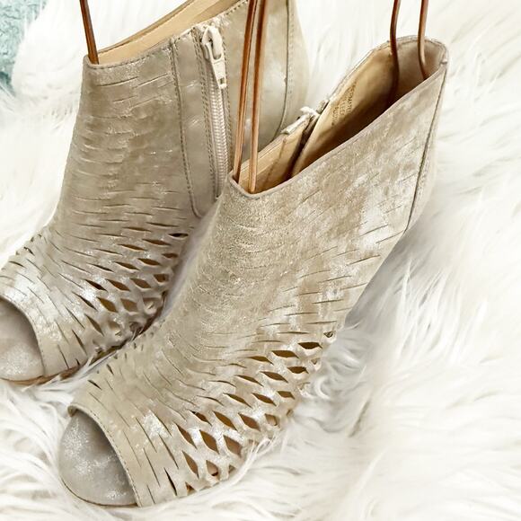 PAUL GREEN | Tacey Metallic Perforated Leather
Peep Toe Ankle Booties | 6 (3.5) - Picture 4 of 12